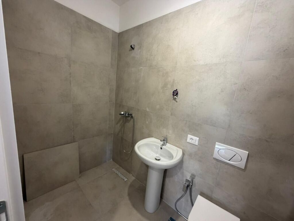 🏢Jepet me qira 2+1+2 për zyra📍Adresa: Don Bosko, Rruga Egnatia.💰 Çmimi: 700 € bruto / muaj