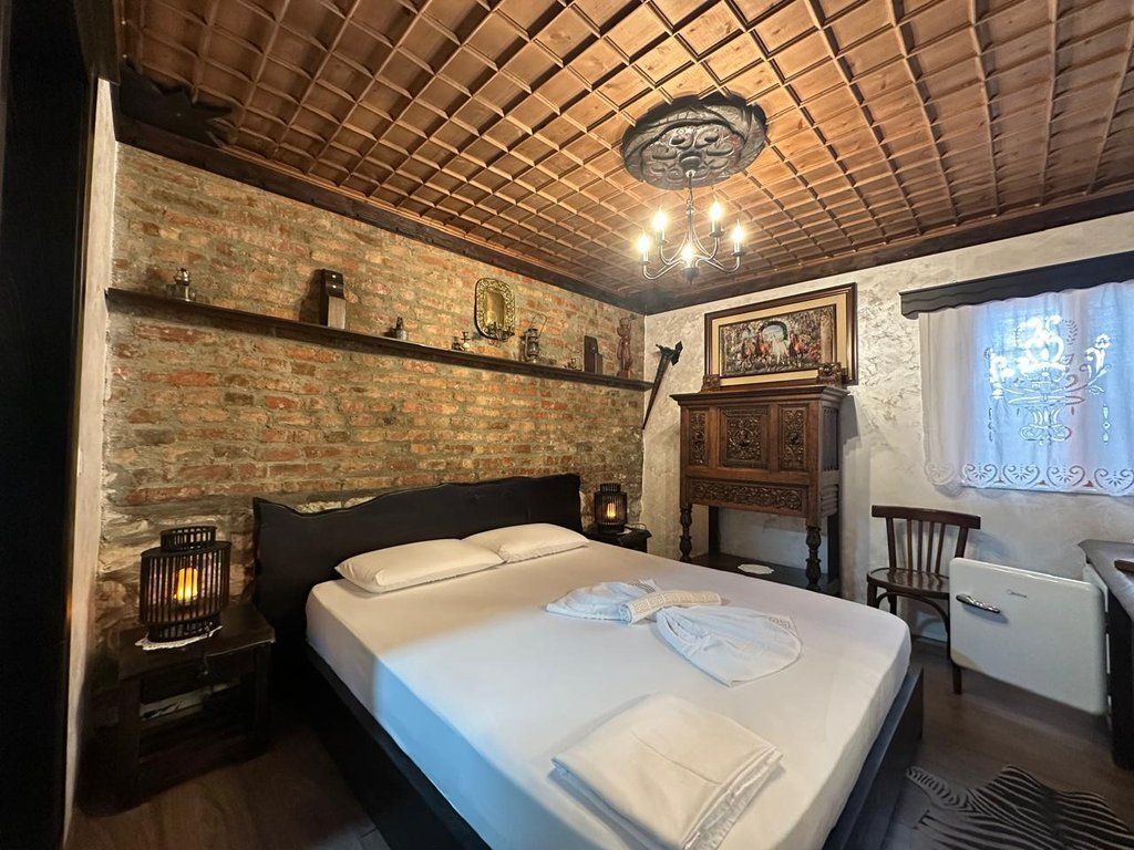 Shitet hotel / shtëpi antike në lagjen Mangalem, Berat.