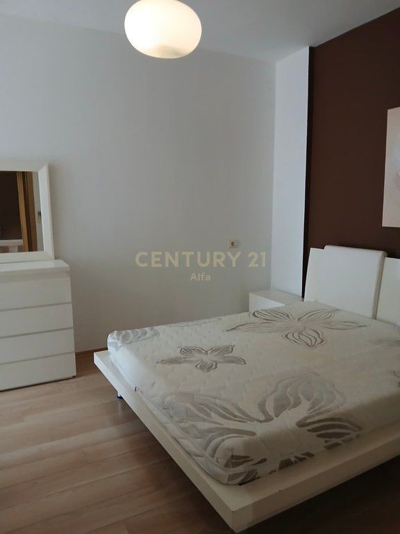 APARTAMENT 2+1+2 ME QERA TEK LIQENI I THATE ME POSTE PARKIMI