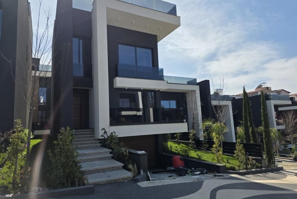 In Golem, Spectacular Villa For Sale With Pool And Bargain Price, 1800 Euro/m2