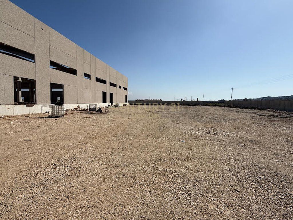 WAREHOUSE 10 000m2 FOR RENT NEAR THE NEW PORT