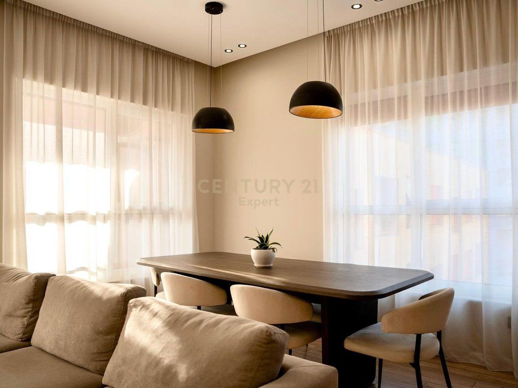 Jepet me qira apartament 2+1+2 me post parkimi në Rezidencën Mangalem, zona Ali Demi