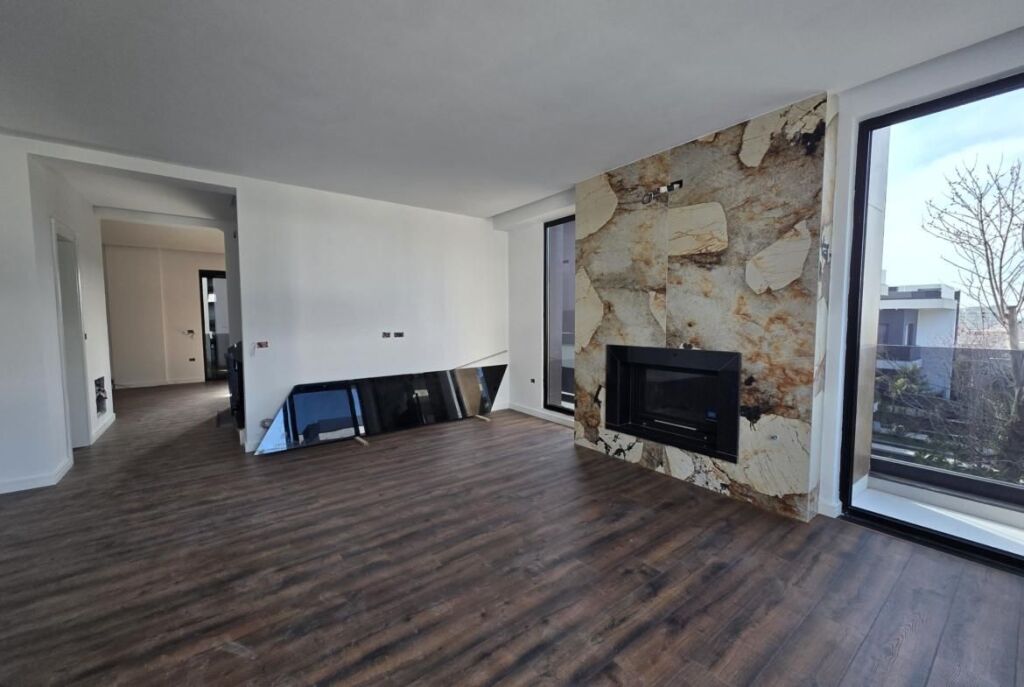 In Golem, Spectacular Villa For Sale With Pool And Bargain Price, 1800 Euro/m2