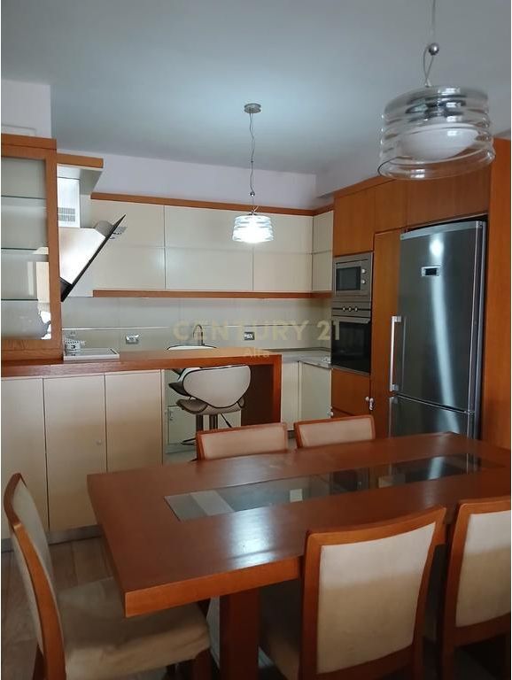 APARTAMENT 2+1+2 ME QERA TEK LIQENI I THATE ME POSTE PARKIMI