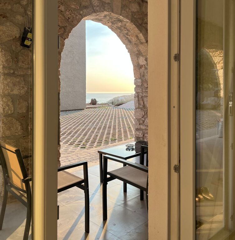 IN VENDITA: 1+1+1 Veranda + 1 Posto Auto📍Dhermi (Res. Sofo Duni) - 205.000€ - Sup. 60 m² - Orientamento Sud🌞|| Vista Spettacolare sul Mare 🌊 Solo 300m di Distanza🏃🏻‍♂️