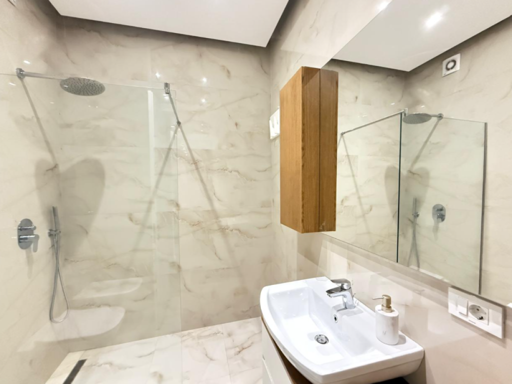 🏡 Appartamento 1+1 in Affitto – Complesso Delijorgji  📐 Organizzazione dell'appartamento Soggiorno insieme all'area cucina 1 camera da letto 1 bagno Veranda    80.000 Lek  📞 Per ulteriori informazioni o visita alla proprietà: