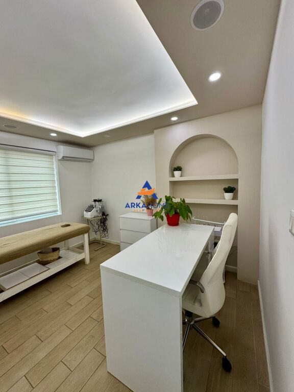 AMBIENT ZYRE ME QIRA 68M2 "KRYQËZIMI I VASIL SHANTOS" 750 € / MUAJ (MUNDËSI EDHE 700 €)