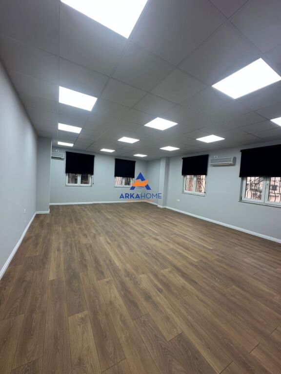 AFFITTASI UFFICIO 68M2 "NEL CENTRO DI TIRANA" 950 EURO