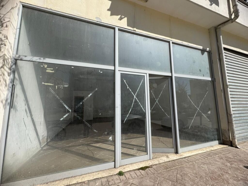 Locale Commerciale in Affitto ad Astir (Villa L 2) !