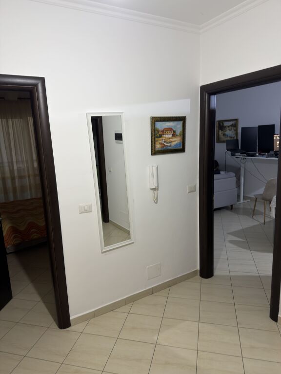 Jepet me qera apartament 1+1, 75 meter katror, ne fillim te rruges se Teleferikut(te Big Market)
