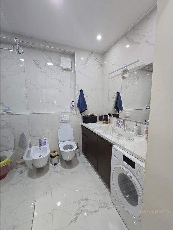 Appartamento 3+1+2+balcone+deposito+garage in Via Kosovo.