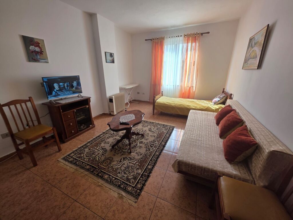 Appartamento 1+1 in affitto a Komuna e Parisit