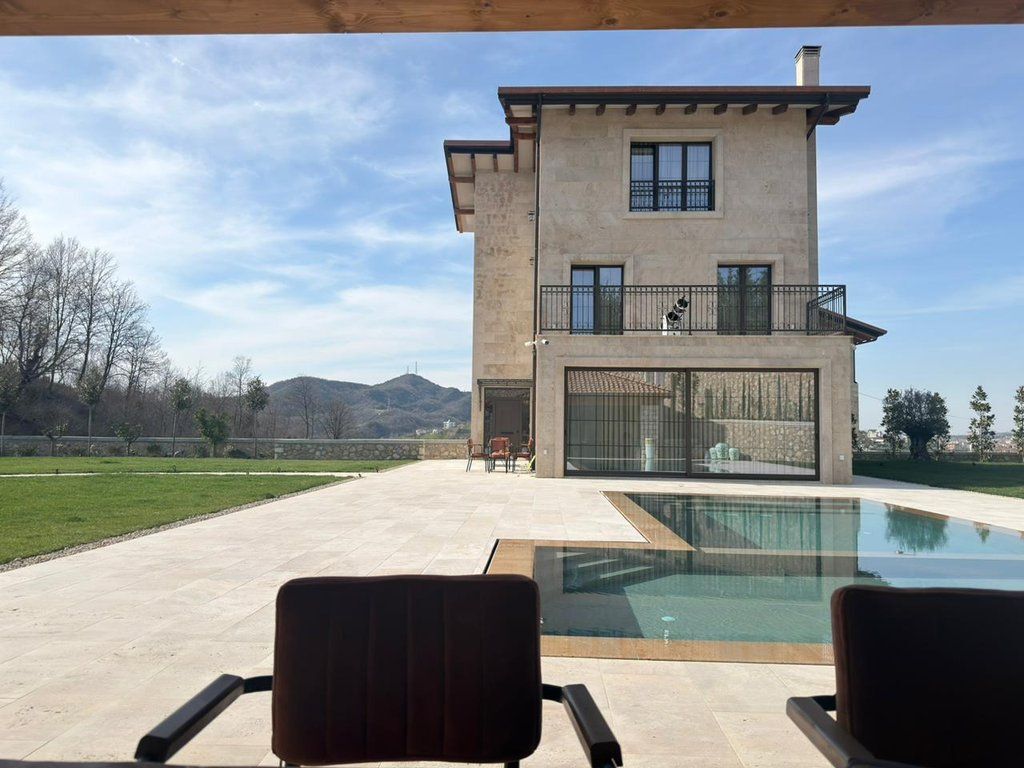 Shitet vilë luksoze në Secret Garden Residence, një nga rezidencat më ekskluzive dhe të qeta pranë Tiranës.