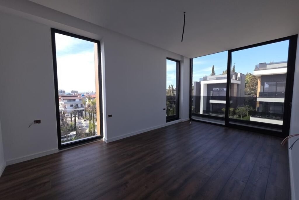 In Golem, Spectacular Villa For Sale With Pool And Bargain Price, 1800 Euro/m2