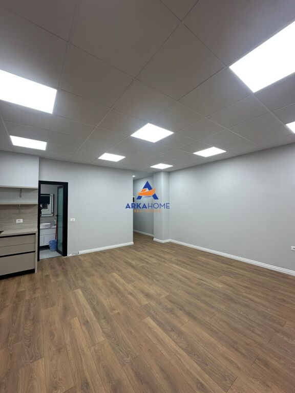 AFFITTASI UFFICIO 68M2 "NEL CENTRO DI TIRANA" 950 EURO