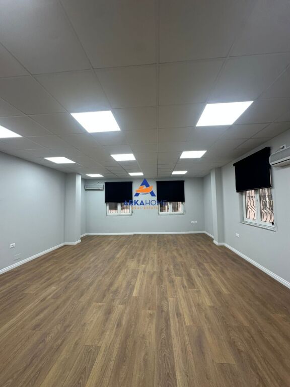AFFITTASI UFFICIO 68M2 "NEL CENTRO DI TIRANA" 950 EURO