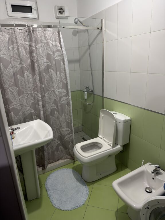 Jepet me qera apartament 1+1, 75 meter katror, ne fillim te rruges se Teleferikut(te Big Market)