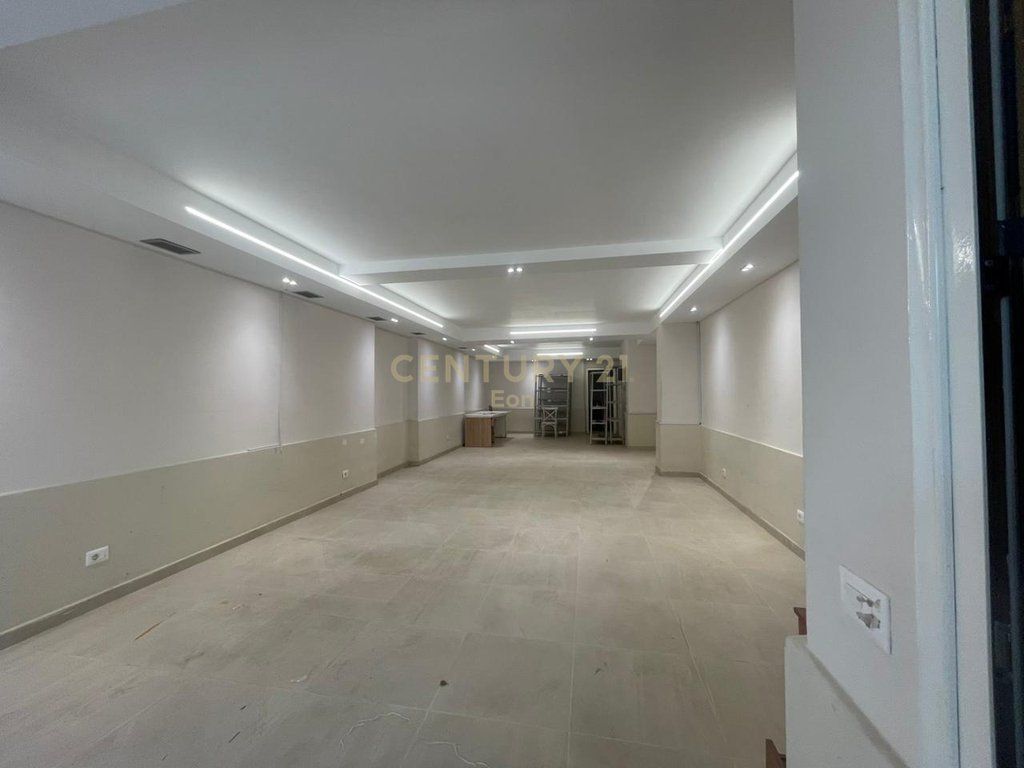 Dyqan për shitje në Rrugën Kryesore të Plazhit, Durres!