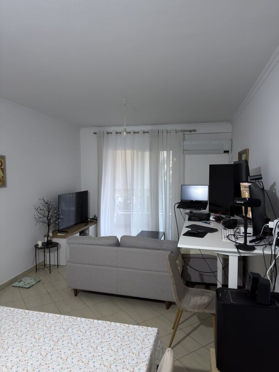 Jepet me qera apartament 1+1, 75 meter katror, ne fillim te rruges se Teleferikut(te Big Market)