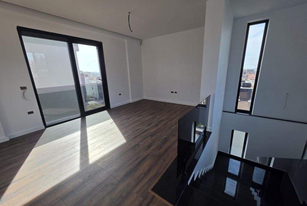 In Golem, Spectacular Villa For Sale With Pool And Bargain Price, 1800 Euro/m2
