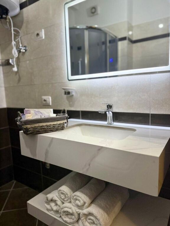 📣 QERA SUPER Apartament 1+1 📍 Prane Kompleksit Delijorgji 🛣️ Rruga e "Kavajes" ✨