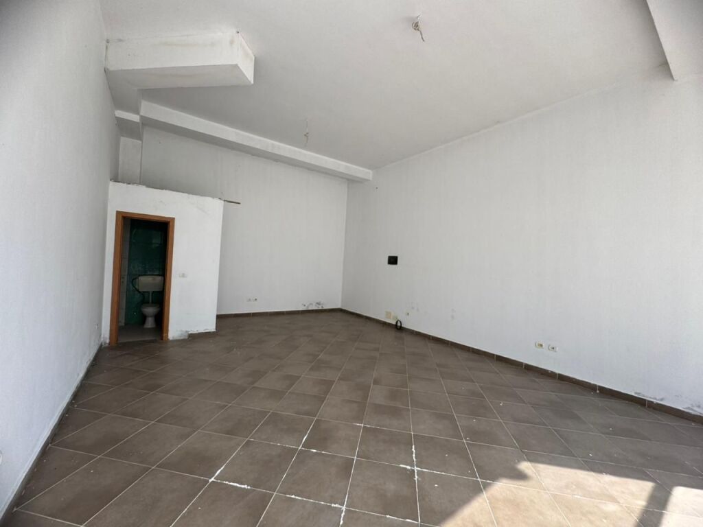 Locale Commerciale in Affitto ad Astir (Villa L 2) !