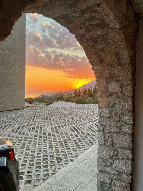 IN VENDITA: 1+1+1 Veranda + 1 Posto Auto📍Dhermi (Res. Sofo Duni) - 205.000€ - Sup. 60 m² - Orientamento Sud🌞|| Vista Spettacolare sul Mare 🌊 Solo 300m di Distanza🏃🏻‍♂️