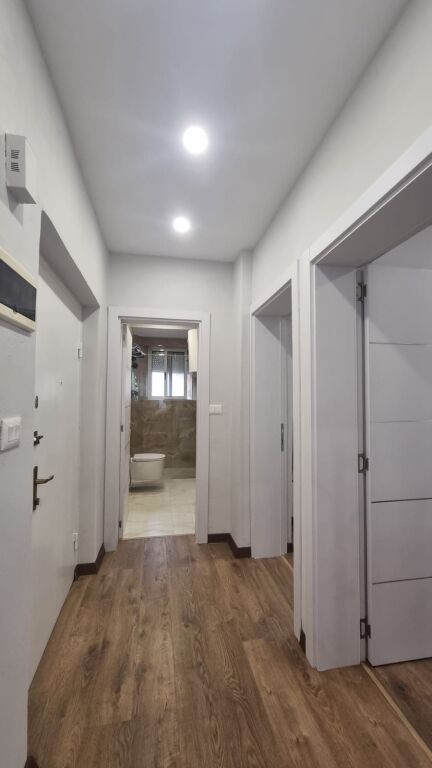 2+1,i mobiluar te ring center,zog i zi,650 euro