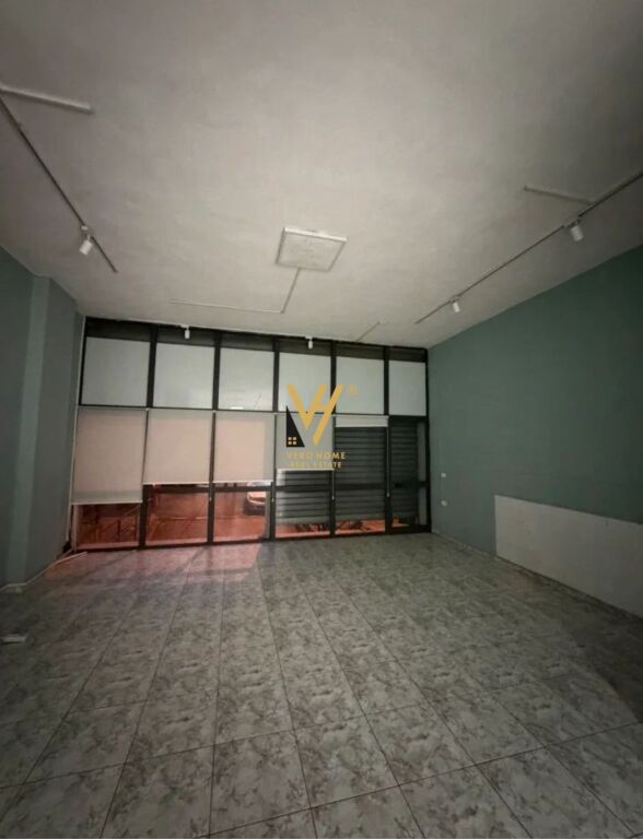 JEPET AMBIENT BIZNESI 82 M2 ME QIRA TE RRUGA E DIBRES 850 EURO