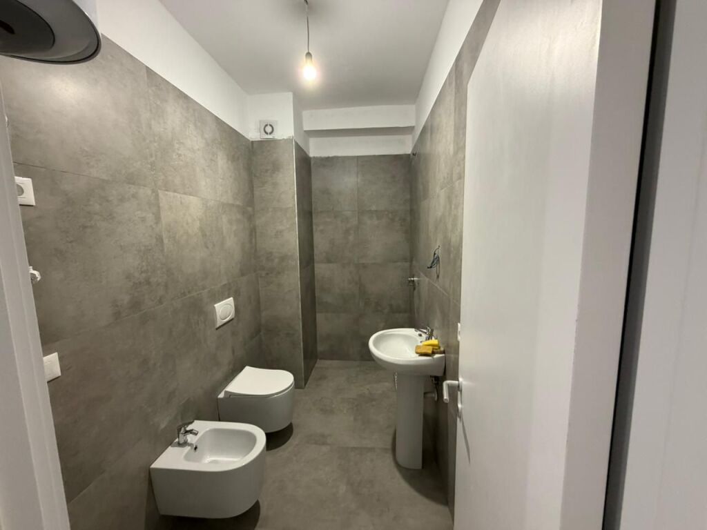 🏢Jepet me qira 2+1+2 për zyra📍Adresa: Don Bosko, Rruga Egnatia 💰 Çmimi: 700 € bruto / muaj