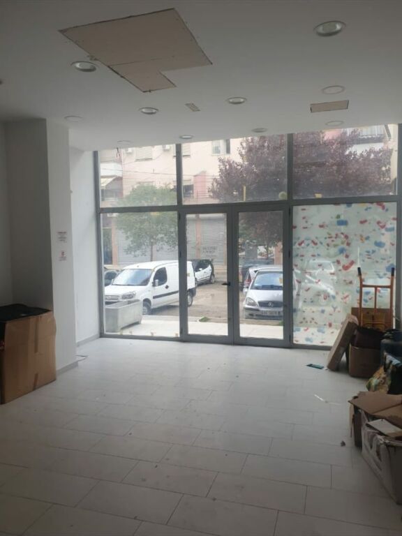 Locale commerciale in vendita vicino all'Hotel Marinaj.