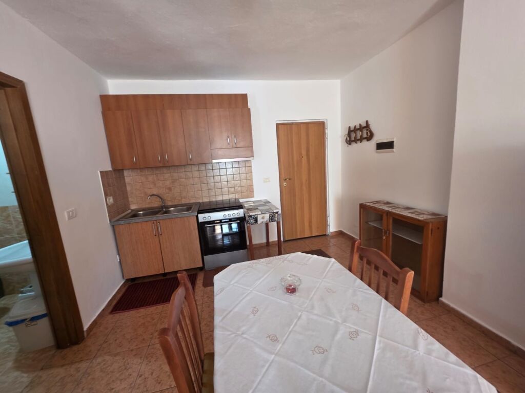 Appartamento 1+1 in affitto a Komuna e Parisit