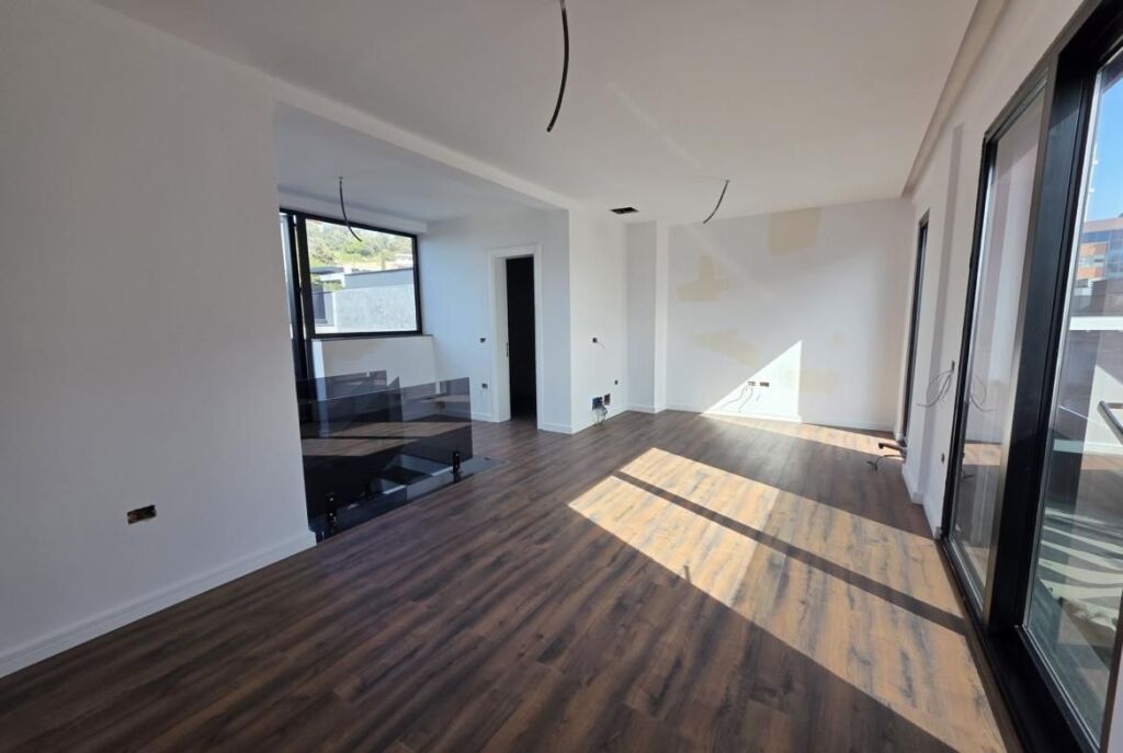In Golem, Spectacular Villa For Sale With Pool And Bargain Price, 1800 Euro/m2