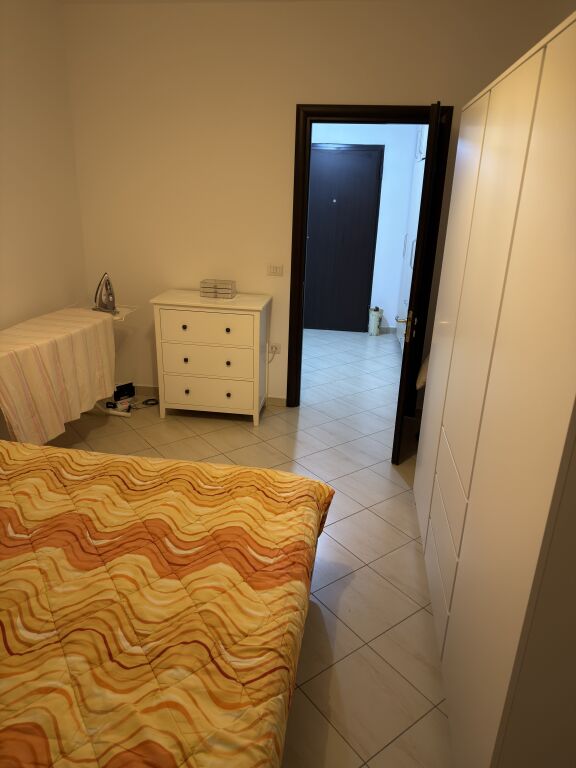 Jepet me qera apartament 1+1, 75 meter katror, ne fillim te rruges se Teleferikut(te Big Market)