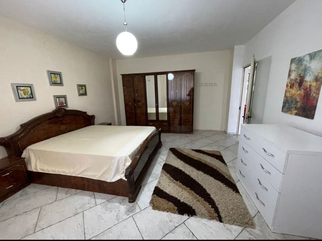 Jepet me Qera Apartament 2+1+2 tek Shkolla e Kuqe !