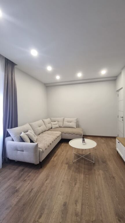 2+1,i mobiluar te ring center,zog i zi,650 euro