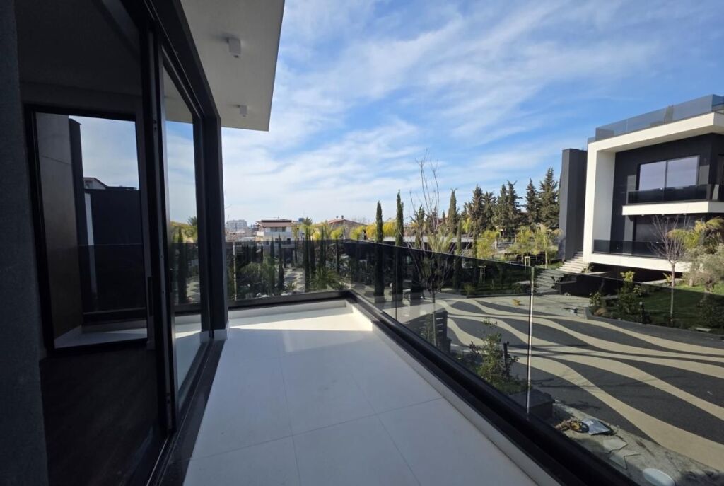 In Golem, Spectacular Villa For Sale With Pool And Bargain Price, 1800 Euro/m2