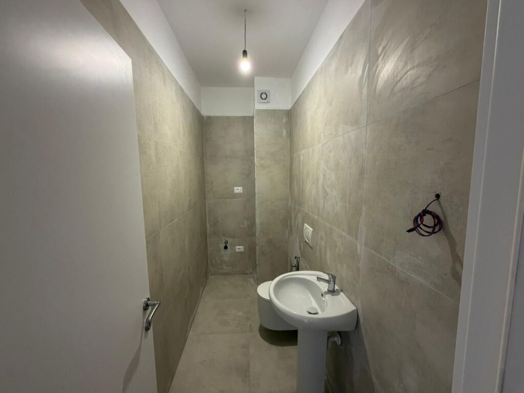 🏢Jepet me qira 2+1+2 për zyra📍Adresa: Don Bosko, Rruga Egnatia.💰 Çmimi: 700 € bruto / muaj