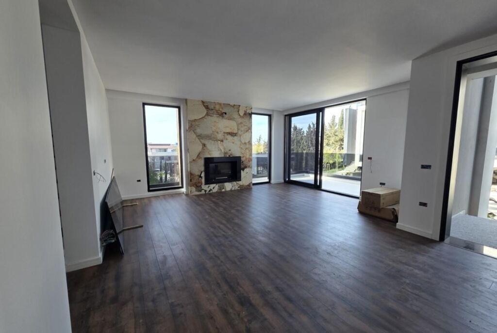 In Golem, Spectacular Villa For Sale With Pool And Bargain Price, 1800 Euro/m2