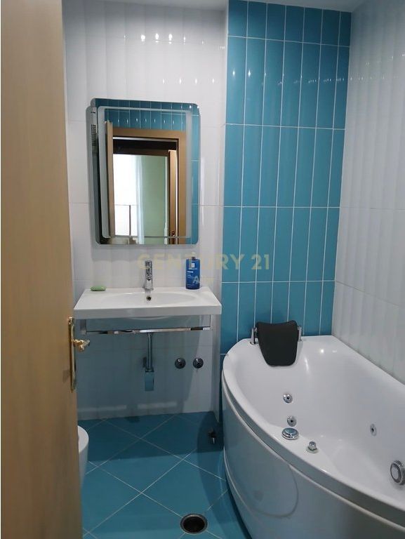 APARTAMENT 2+1+2 ME QERA TEK LIQENI I THATE ME POSTE PARKIMI