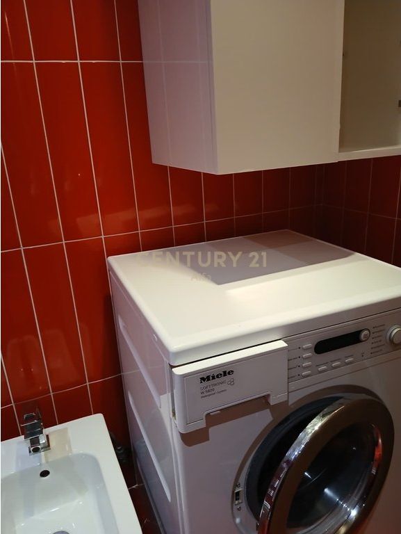 APARTAMENT 2+1+2 ME QERA TEK LIQENI I THATE ME POSTE PARKIMI