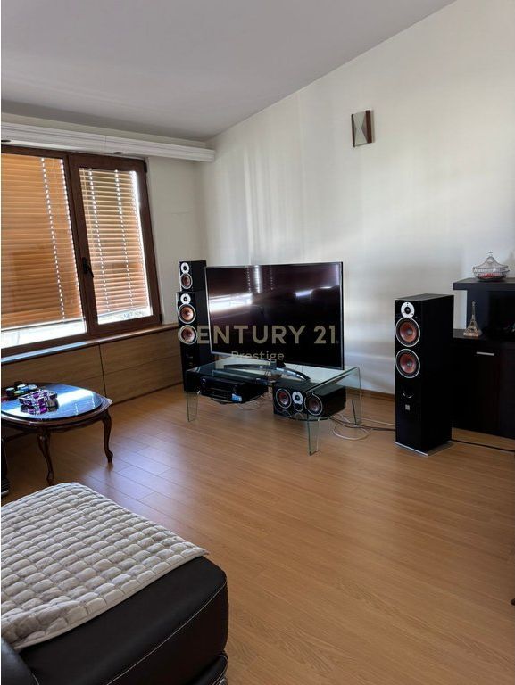 Appartamento duplex in vendita vicino all'incrocio del 21 Dicembre