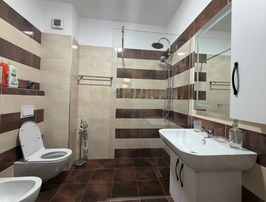 LAPRAKE, APARTAMENT 2+1+2 PER QIRA