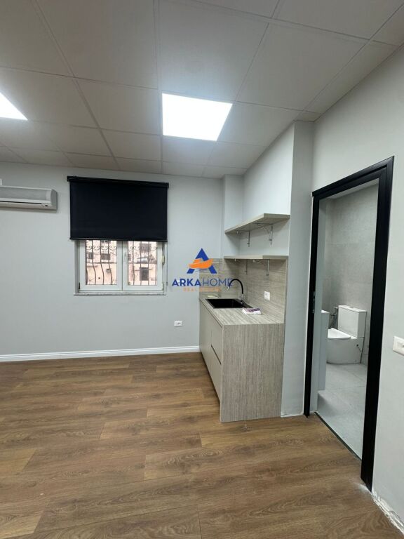 AFFITTASI UFFICIO 68M2 "NEL CENTRO DI TIRANA" 950 EURO