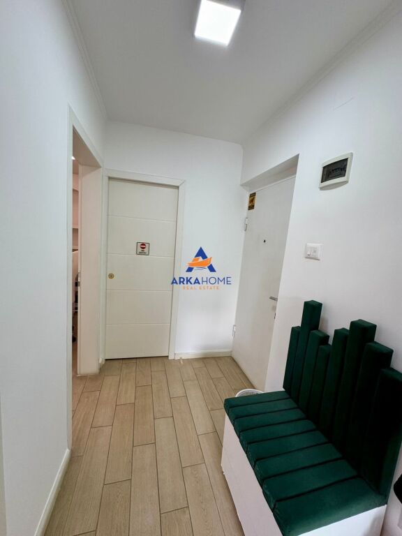 AMBIENT ZYRE ME QIRA 68M2 "KRYQËZIMI I VASIL SHANTOS" 750 € / MUAJ (MUNDËSI EDHE 700 €)