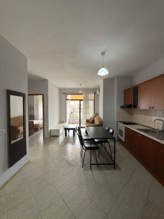 Apartament 1+1 per shitje ne Kombinat