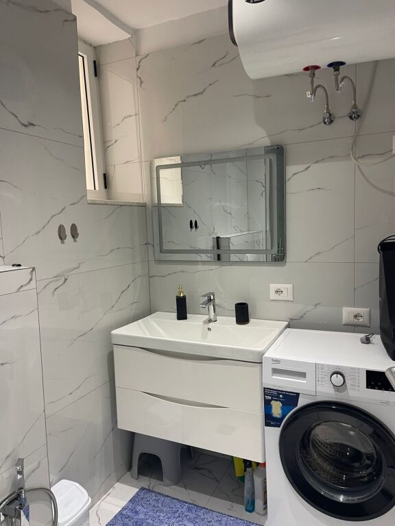 Shitet Apartament 2+1 – pranë Hotel Mondial | 21 Dhjetori