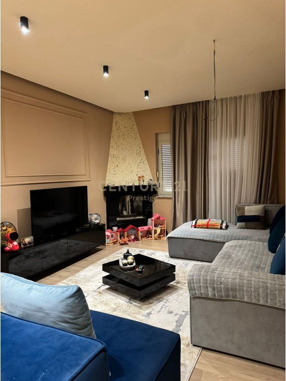 Appartamento duplex in vendita vicino all'incrocio del 21 Dicembre