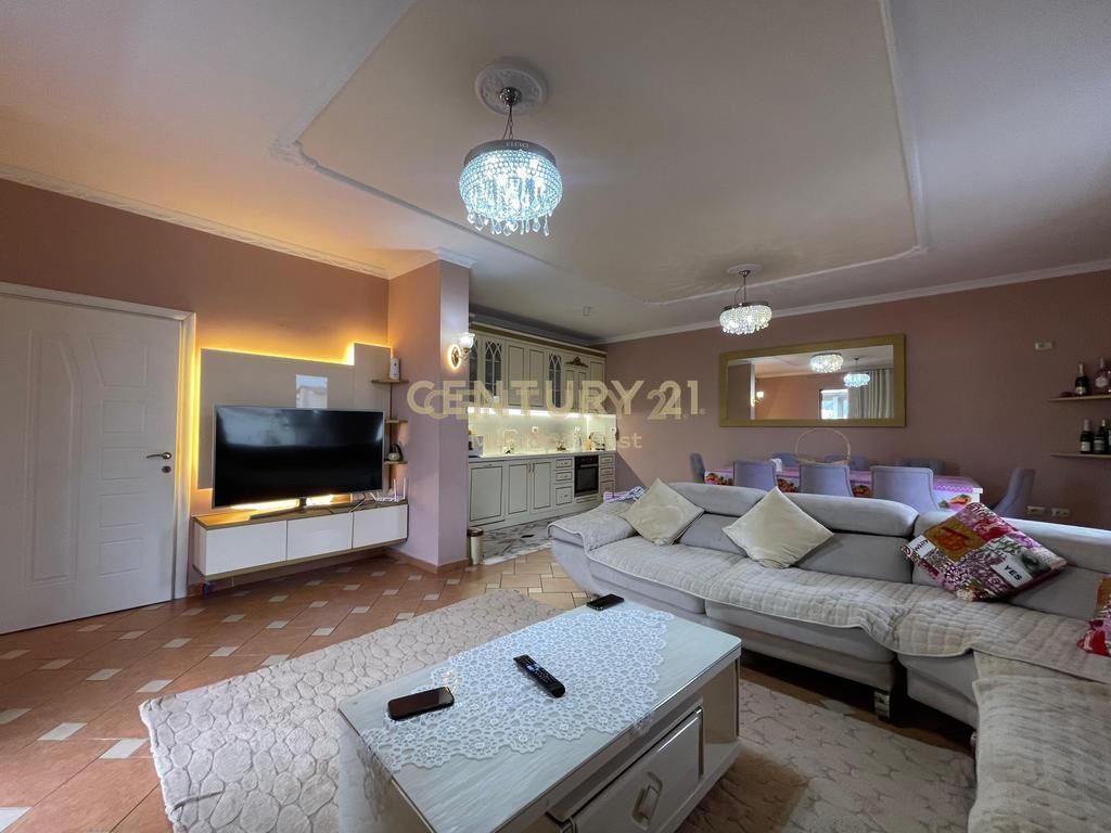 Shitet Vilë 3-kateshe+ Tokë, Sauk, Tiranë
