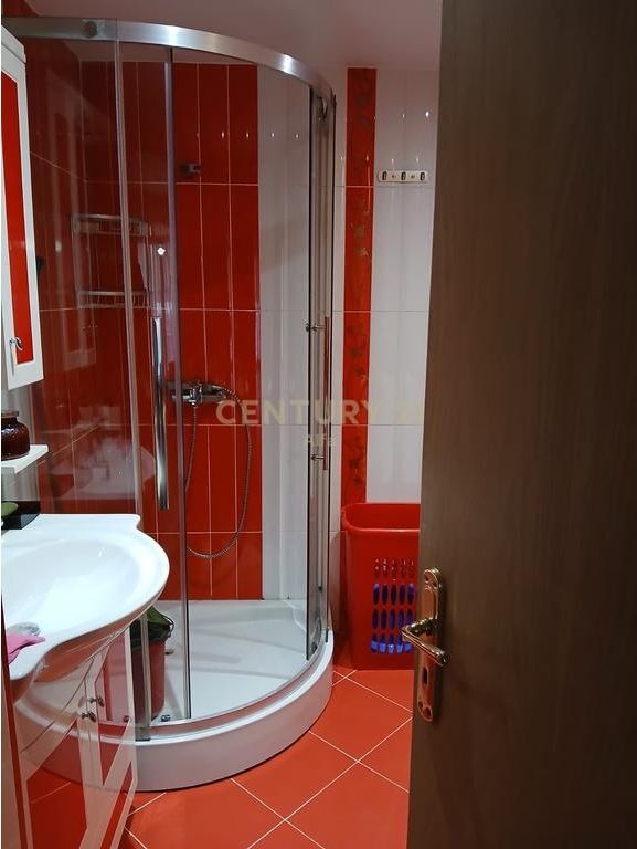 APARTAMENT 2+1+2 ME QERA TEK LIQENI I THATE ME POSTE PARKIMI